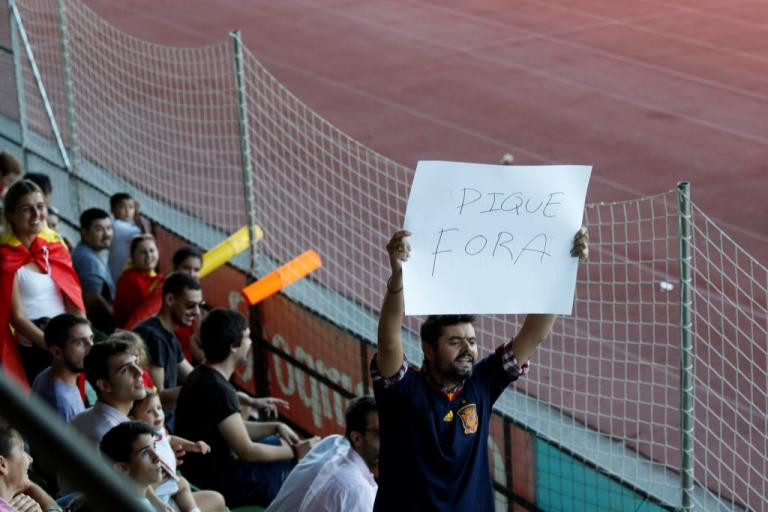 Οπαδοί στην προπόνηση της Ισπανίας! «Πικέ, μπάσ@@@@ε» (βίντεο)